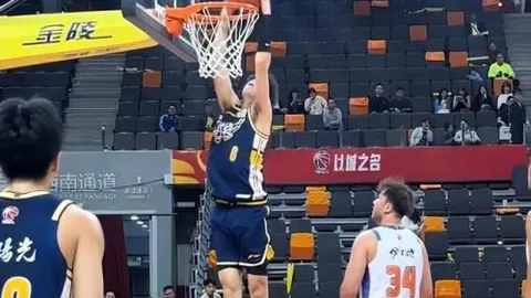 国际米兰1-2不敌AC米兰，吉鲁4分钟内连入2球，佩里西奇破门建功